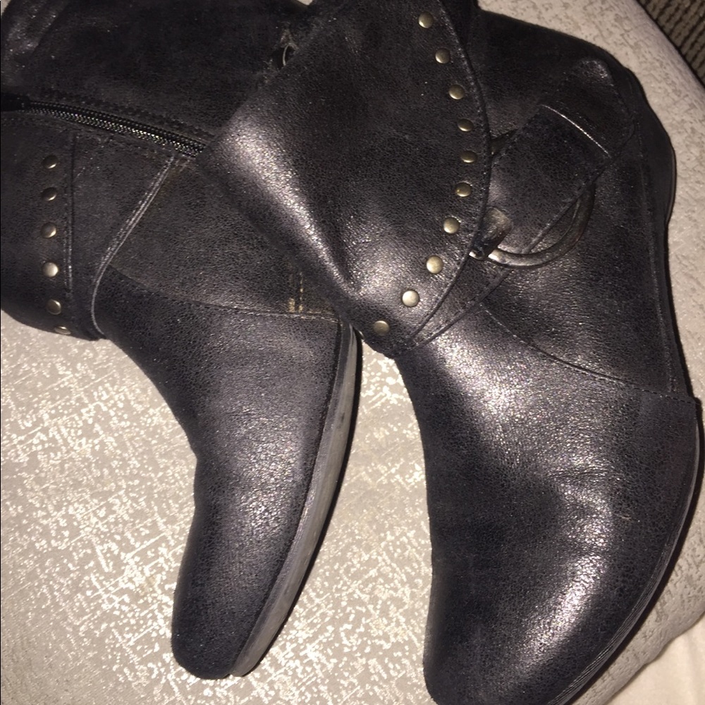 Size 7 1/2  Bare Traps black ankle Boot.